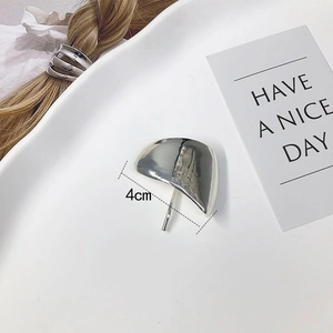 Close-up of a 4cm silver geometric metal hair clip with a polished mirror finish