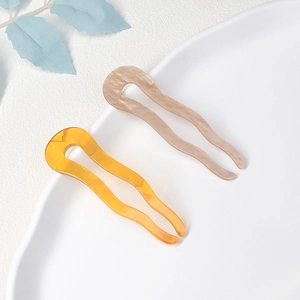 U-shaped wavy hair pin set in amber and beige acetate for elegant bun styling