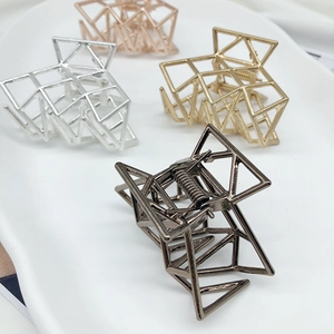 Set di quattro mollette per capelli in metallo traforato in vari colori metallici