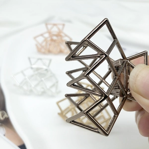 Pinza per capelli geometrica cava in metallo bronzo scuro dal design minimalista