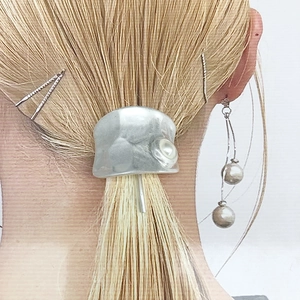 Silberne Haarspange mit Hammerschlag-Optik und weißer Perle auf Modellkarte