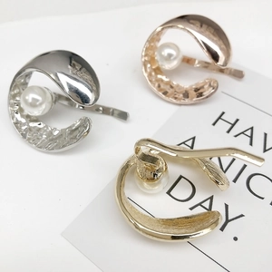 Three minimalist metal hair clips in gold silver and rose gold with central pearl accents