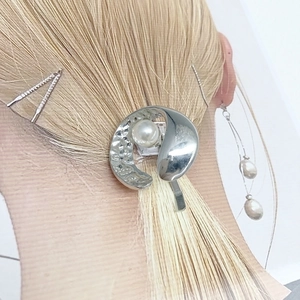 Silberne gewölbte Haarnadel mit Perle, modernes Design mit Hammerschlag-Optik am Haar