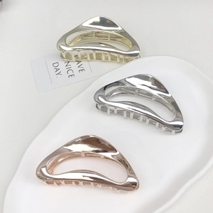 Minimalist Geometric Hollow Triangle Alloy Metal Hair Claw Clip Elegant Large Shark Hair Clamp Non Slip Gold Silver Hair Accessories For Women