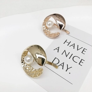 Minimalist twisted gold and rose gold metal hair hooks with round white pearls