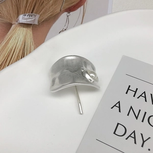 Eleganter silberner Metall-Haarhaken mit Perle für stilvolle Pferdeschwänze