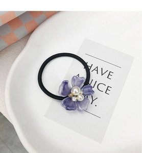 Detalle de goma para el pelo coreana con flor de resina jaspeada y perlas