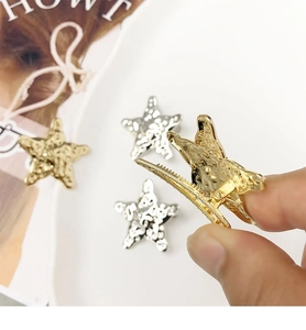 Détail de barrettes étoile de mer bohèmes avec finition en métal texturé doré et argent