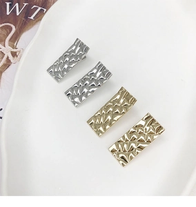 Lot de 4 barrettes en métal doré et argenté avec texture géométrique martelée sur plateau