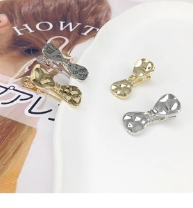 Detail von Metall-Schleifen-Haarspangen in Gold und Silber mit Hammerschlag-Optik
