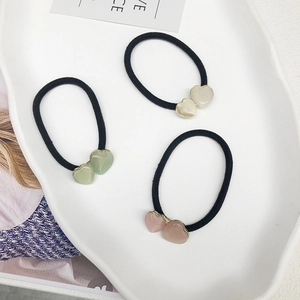 Lot de trois élastiques à cheveux avec cœurs en vert pastel beige et rose doré