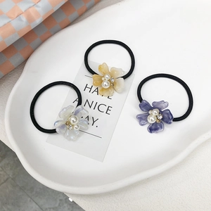 Set de 3 coleteros florales con pétalos de resina y perlas blancas en bandeja blanca