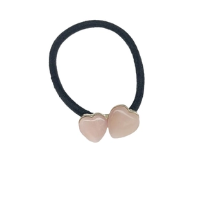 Élastique à cheveux noir avec deux breloques cœur roses et bordure dorée chic