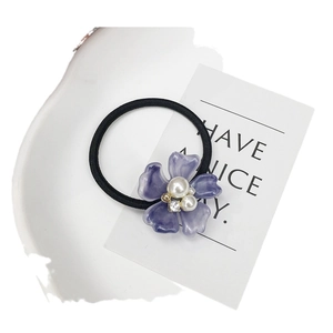 Coletero elástico negro con flor de mármol púrpura, perlas y cristal brillante