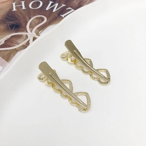 Barrettes à cheveux élégantes en forme de cœur évidé doré style minimaliste sur porcelaine
