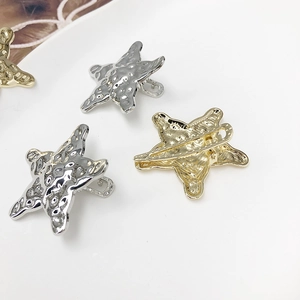 Barrettes à cheveux en forme d'étoile dorées et argentées avec surface martelée texturée