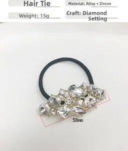Dettaglio macro dell'elastico per capelli con base in lega e brillanti cristalli di zirconia