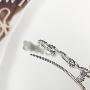 Barrette à cheveux minimaliste en métal argenté en forme de cœur poli miroir