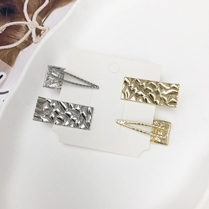 Lot de 4 barrettes géométriques dorées et argentées avec texture métallique martelée