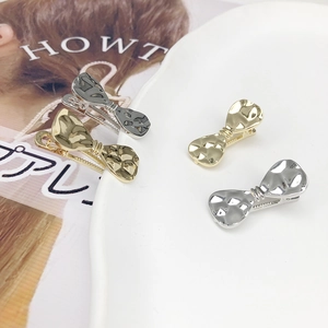 Minimalistische Schleifen-Haarspangen in Gold und Silber mit Hammerschlag-Textur