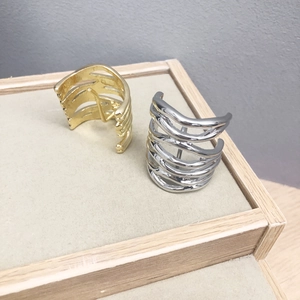 Minimalist multi-layered wavy metal hair hook accessories in gold and silver finish