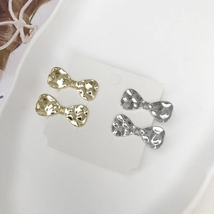 Minimalistische Schleifenohrringe in Gold und Silber mit gehämmerter Metallstruktur