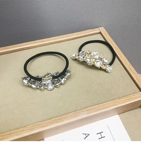 Dettaglio di elastici per capelli ad alta elasticità con strass di lusso in un vassoio per gioielli