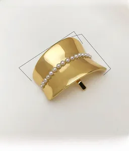 Detail of 40mm x 30mm golden metal ponytail hook featuring elegant white pearl inlay