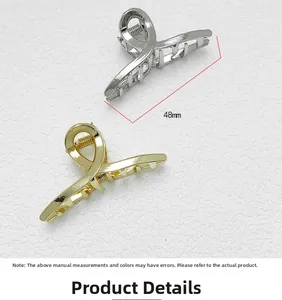 Détail de pinces à cheveux en métal de 48mm en or et argent avec ressort de serrage