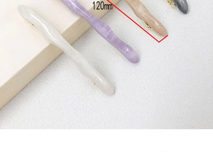 Detail showing 120mm oversized wavy spring hair clips in four elegant marble colors