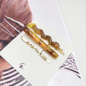 Lot de trois barrettes à cheveux avec acrylique ambré et épingles en métal doré