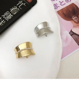 Detail of vintage metal hair hooks with white pearls in gold and silver finish