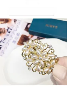 Vue macro détaillée d'un élastique à cheveux floral élégant avec perles et strass brillants