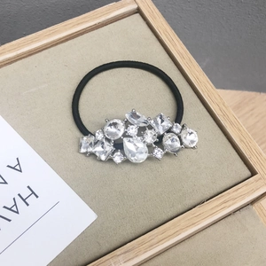 Elastico per capelli nero con strass brillanti in un vassoio espositivo elegante