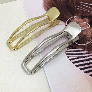 Minimalist Wavy Metal Hair Claw Clip For Women Elegant Hollow Alloy Headwear Gold Silver Electroplated Hair Styling Accessory