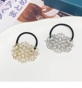 Détails des chouchous fleurs de luxe avec perles incrustées et cristaux brillants