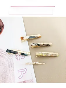 Ensemble détaillé de cinq barrettes à cheveux avec perles et textures marbrées en résine