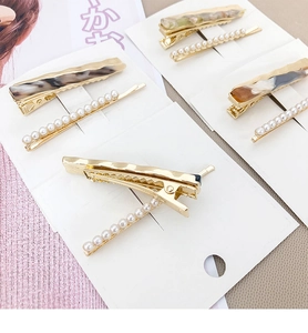 Gros plan de pinces à cheveux élégantes en perles et acétate sur cartes, style vintage