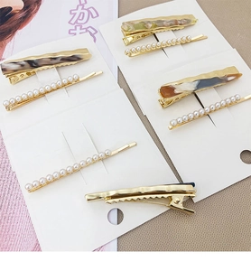Détails de barrettes dorées avec résine marbrée et perles d'imitation de luxe
