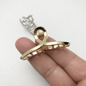 Pince à cheveux élégante en métal doré avec design entrelacé pour un style sophistiqué