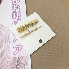 Détail d'un ensemble de barrettes à perles et pince à cheveux à motif marbré