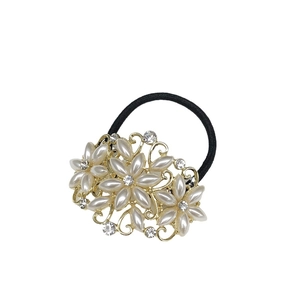 Élastique cheveux noir élégant avec breloques dorées en fleurs, perles blanches et strass brillants