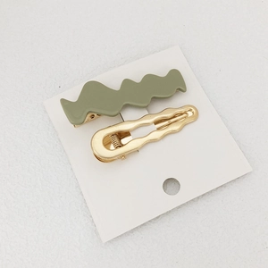 Minimalist Morandi green wave hair clip and golden metal hairpin set on display card