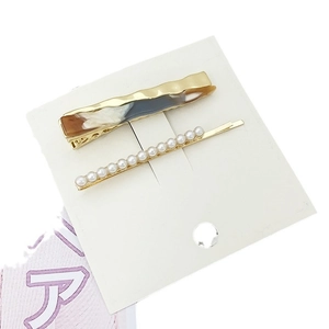 Lot de deux barrettes dorées élégantes avec motifs en résine marbrée et perles blanches