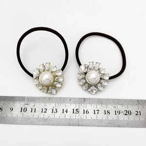 Détail de l'élastique à fleurs montrant l'ornement de 35mm avec perles et strass
