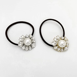 Lot de deux chouchous élastiques avec fleurs en perles et strass aux accents or et argent