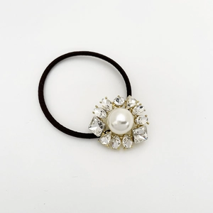 Détails de l'élastique à cheveux fleuri avec strass brillants et centre en perle blanche