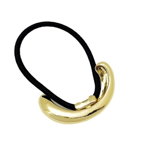 Minimalistisches Haargummi mit poliertem goldenem Metallelement auf schwarzem Band