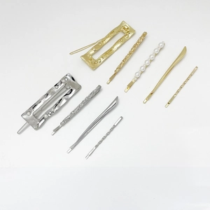 Vue détaillée de l'ensemble de barrettes minimalistes en or et argent avec perles