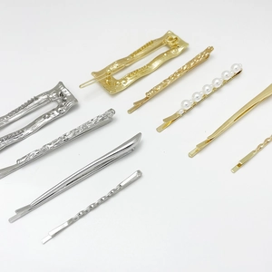 Coffret de barrettes minimalistes aux motifs géométriques dorés et argentés avec perles